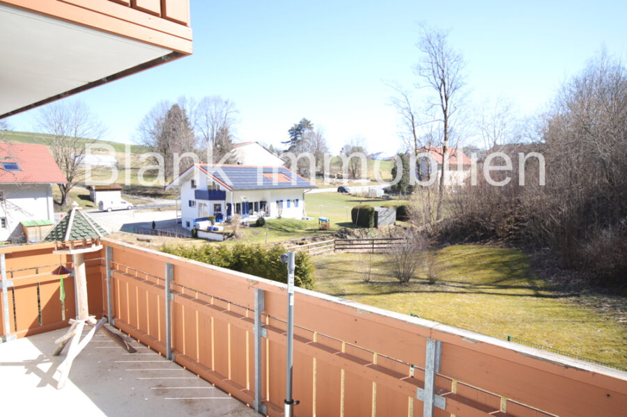 Freistehende 3,5 Zimmer Wohnung mit großem Südbalkon, TG, Stpl, Einbauküche - in Wiggensbach - Balkon