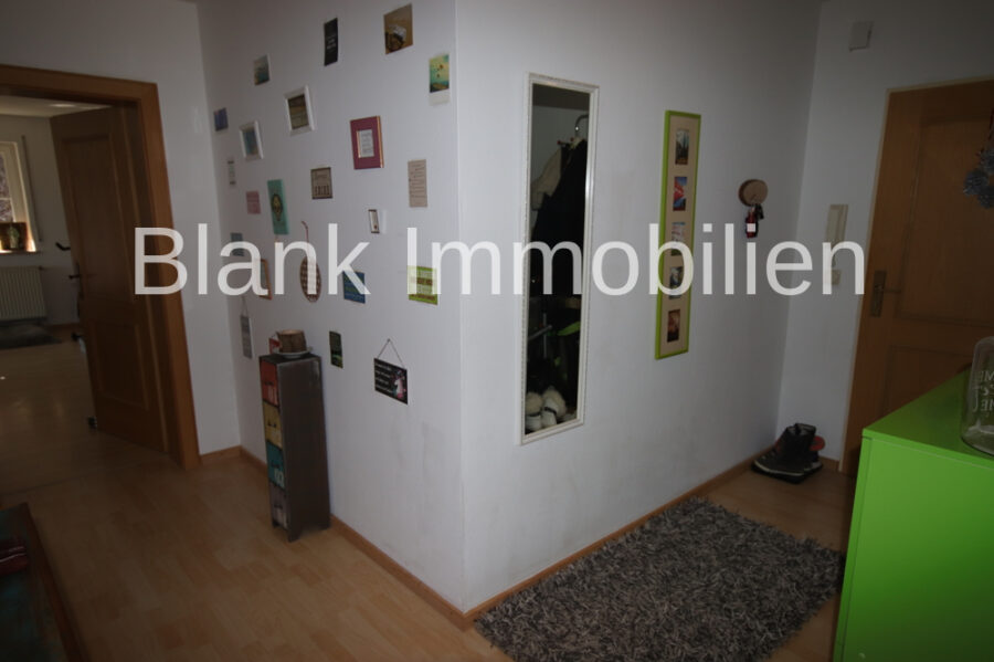 Freistehende 3,5 Zimmer Wohnung mit großem Südbalkon, TG, Stpl, Einbauküche - in Wiggensbach - Flur