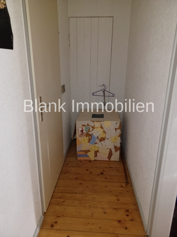 Helles Einfamilienhaus mit Garage und Garten zum renovieren! - Leutkirch - Flur OG