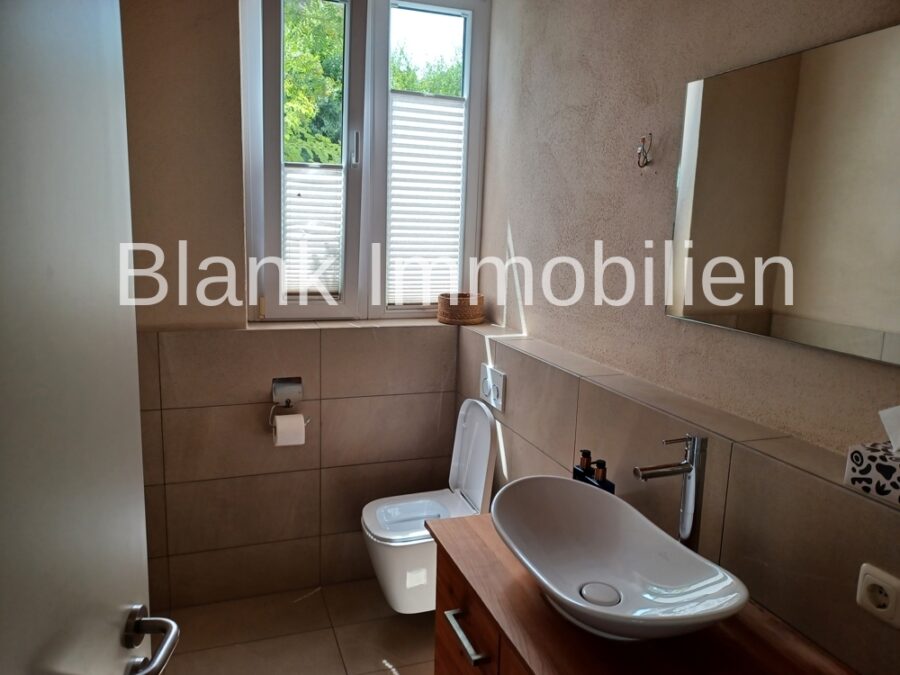 Mehrfamilienhaus mit 5x ETW und 1x Gewerbe, Garage und Stellplätze - in Immenstadt - EG links WC