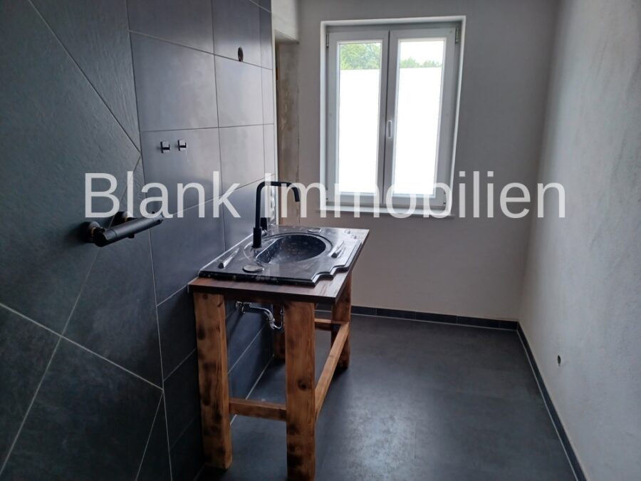 Mehrfamilienhaus mit 5x ETW und 1x Gewerbe, Garage und Stellplätze - in Immenstadt - OG rechts Bad