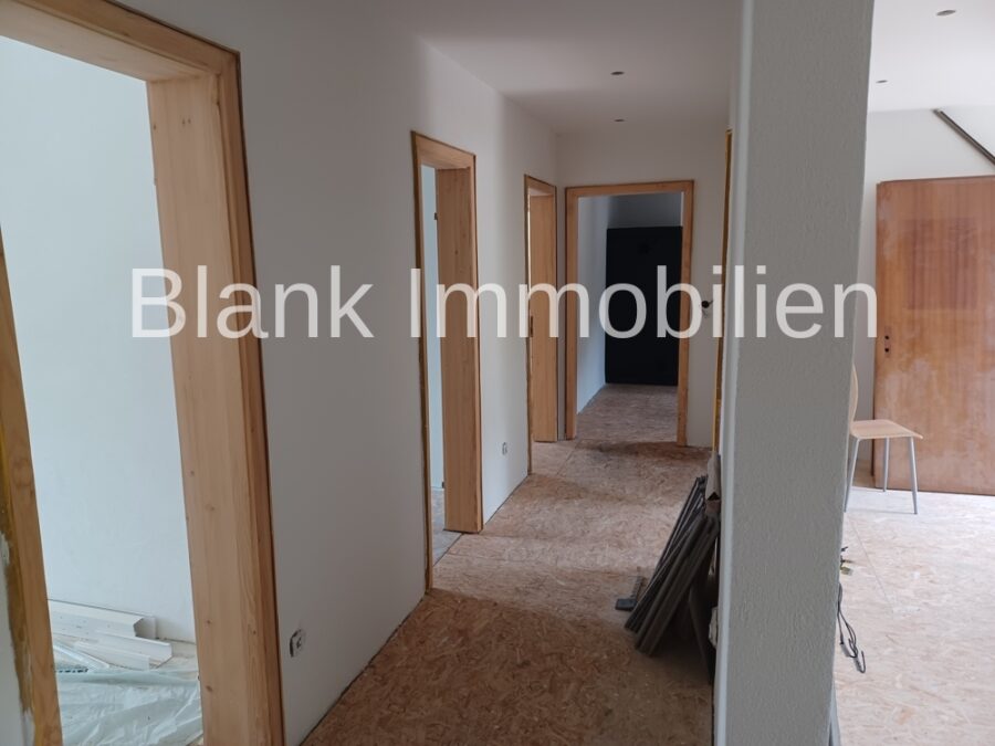 Mehrfamilienhaus mit 5x ETW und 1x Gewerbe, Garage und Stellplätze - in Immenstadt - OG links Flur