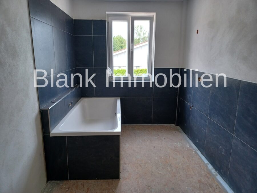 Mehrfamilienhaus mit 5x ETW und 1x Gewerbe, Garage und Stellplätze - in Immenstadt - OG links Bad