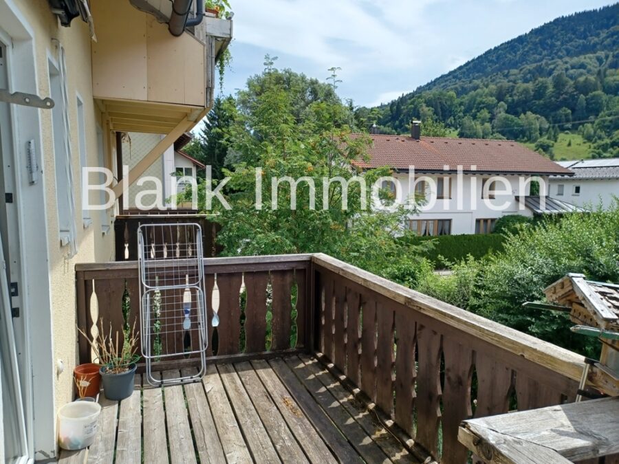 Mehrfamilienhaus mit 5x ETW und 1x Gewerbe, Garage und Stellplätze - in Immenstadt - OG rechts Balkon
