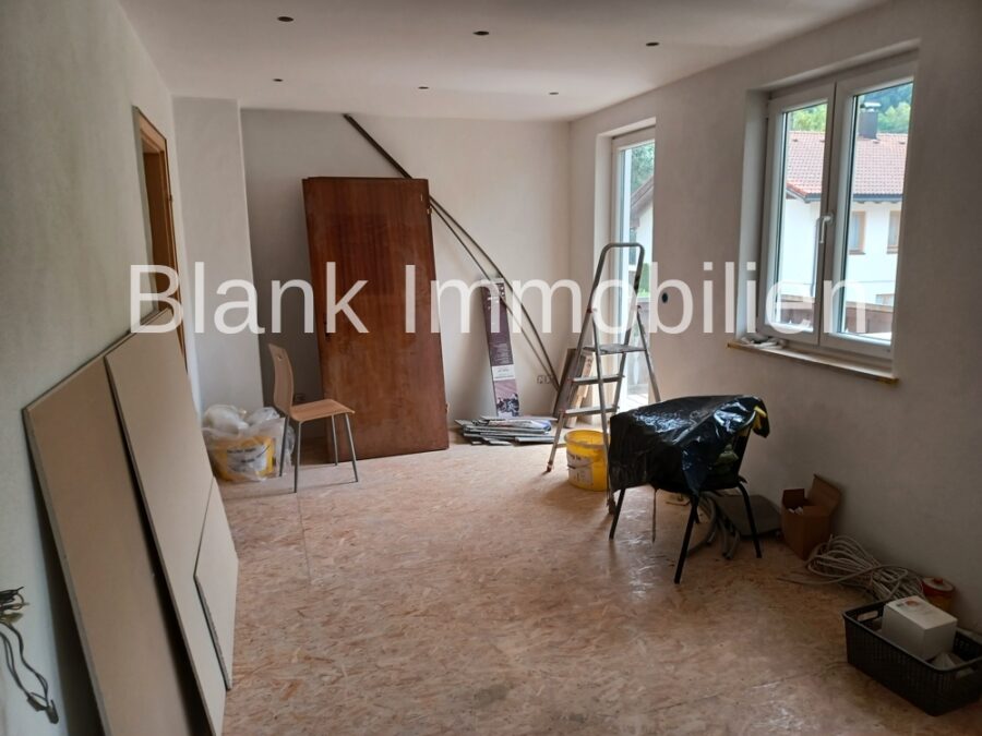 Mehrfamilienhaus mit 5x ETW und 1x Gewerbe, Garage und Stellplätze - in Immenstadt - OG links Wohnzimmer