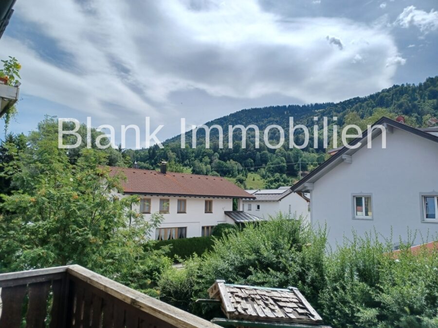 Mehrfamilienhaus mit 5x ETW und 1x Gewerbe, Garage und Stellplätze - in Immenstadt - OG links Balkon