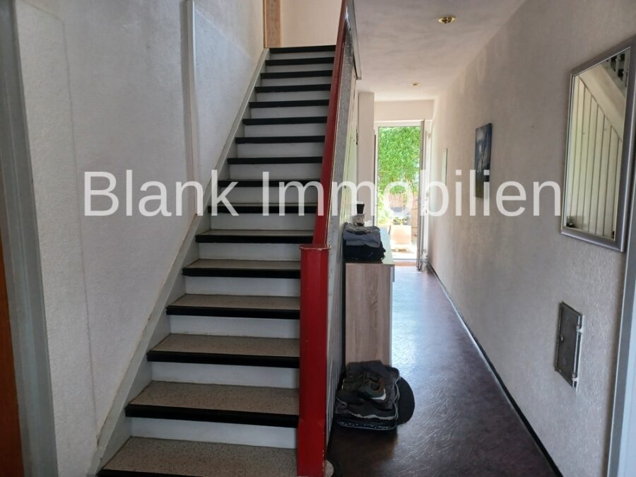 Mehrfamilienhaus mit 5x ETW und 1x Gewerbe, Garage und Stellplätze - in Immenstadt - Treppen