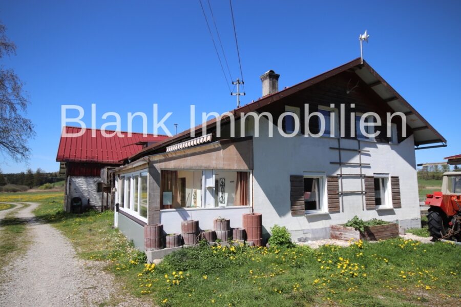 Renovierungsbedürftiger Bauernhof mit Bergblick, Alleinlage und Grund in Betzigau - Provisionsfrei - Ostansicht