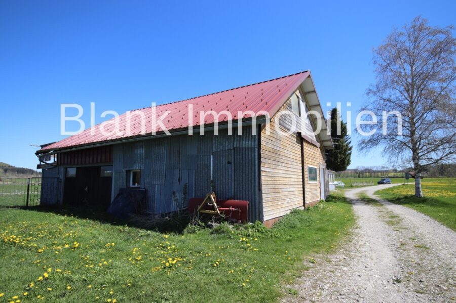Renovierungsbedürftiger Bauernhof mit Bergblick, Alleinlage und Grund in Betzigau - Provisionsfrei - Garage