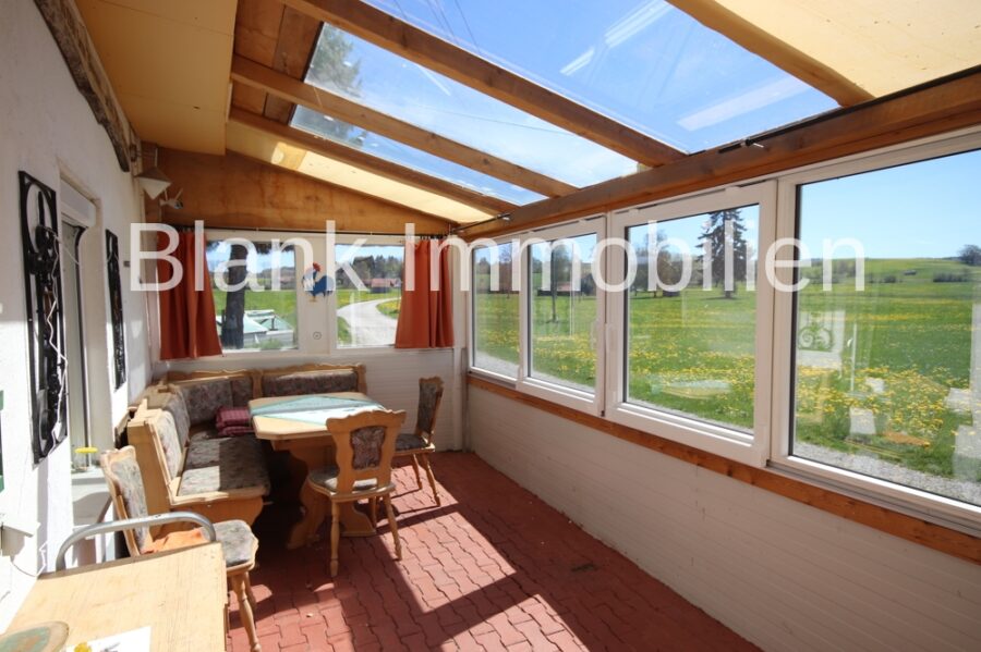Renovierungsbedürftiger Bauernhof mit Bergblick, Alleinlage und Grund in Betzigau - Provisionsfrei - Terrasse