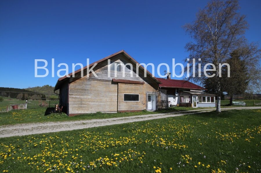 Renovierungsbedürftiger Bauernhof mit Bergblick, Alleinlage und Grund in Betzigau - Provisionsfrei - Südseite