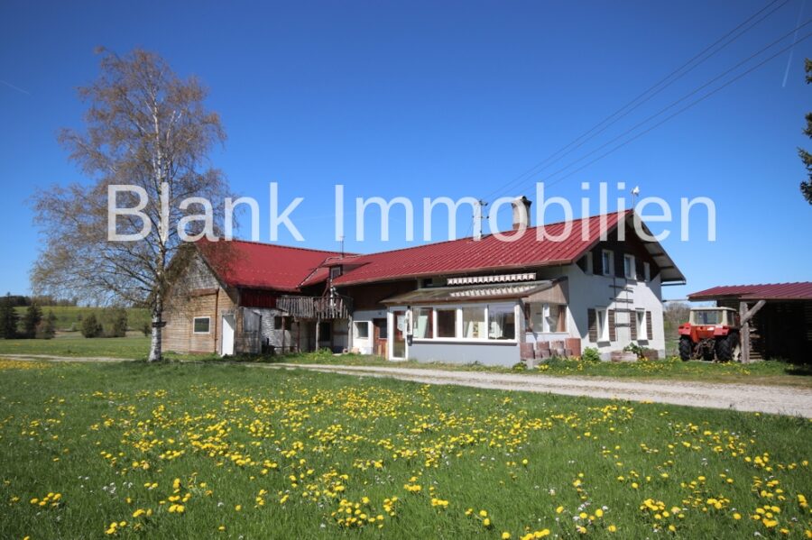 Renovierungsbedürftiger Bauernhof mit Bergblick, Alleinlage und Grund in Betzigau - Provisionsfrei - Hausansicht