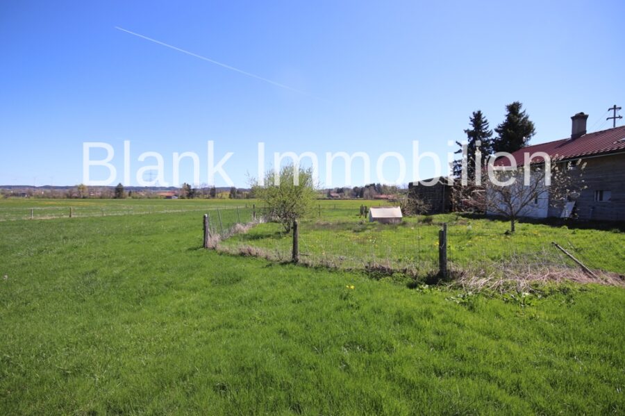 Renovierungsbedürftiger Bauernhof mit Bergblick, Alleinlage und Grund in Betzigau - Provisionsfrei - Grundstück