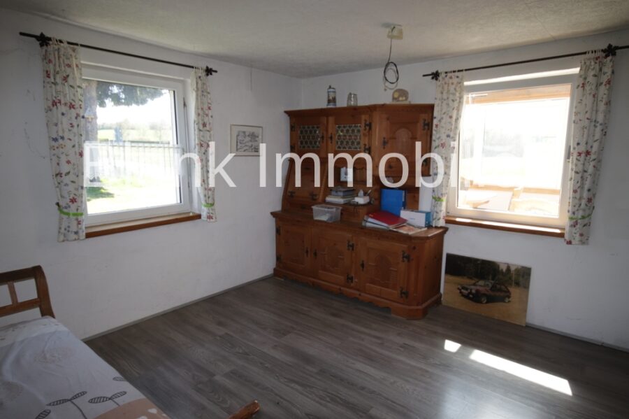 Renovierungsbedürftiger Bauernhof mit Bergblick, Alleinlage und Grund in Betzigau - Provisionsfrei - Wohnzimmer