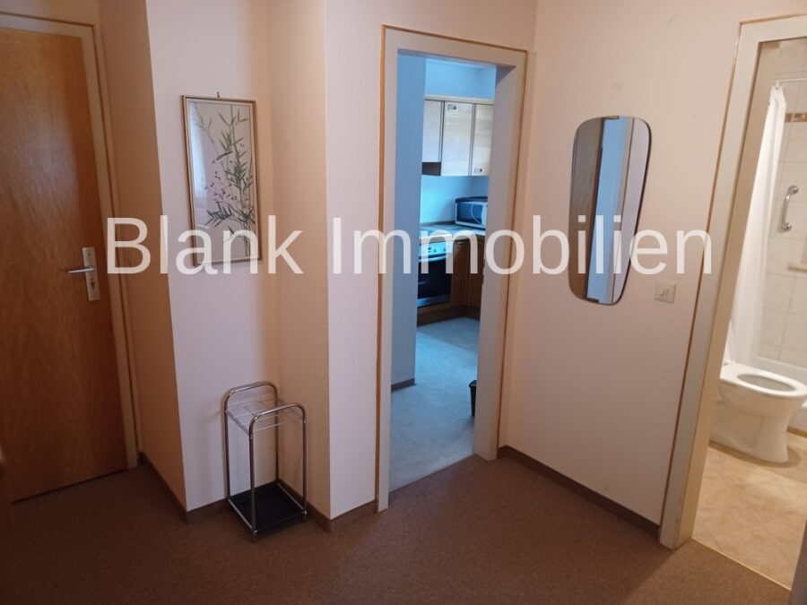 Ruhige und leere 2- Zimmer Wohnung mit Balkon, Keller, EBK und Garage - in Bad Wörishofen - Flur