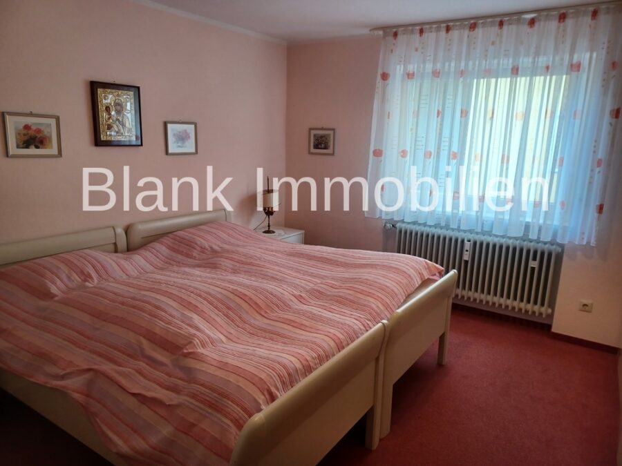 Ruhige und leere 2- Zimmer Wohnung mit Balkon, Keller, EBK und Garage - in Bad Wörishofen - Schlafzimmer