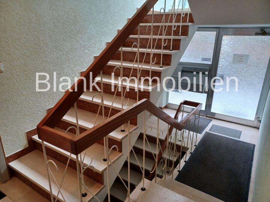 Ruhige und leere 2- Zimmer Wohnung mit Balkon, Keller, EBK und Garage - in Bad Wörishofen - Treppenhaus