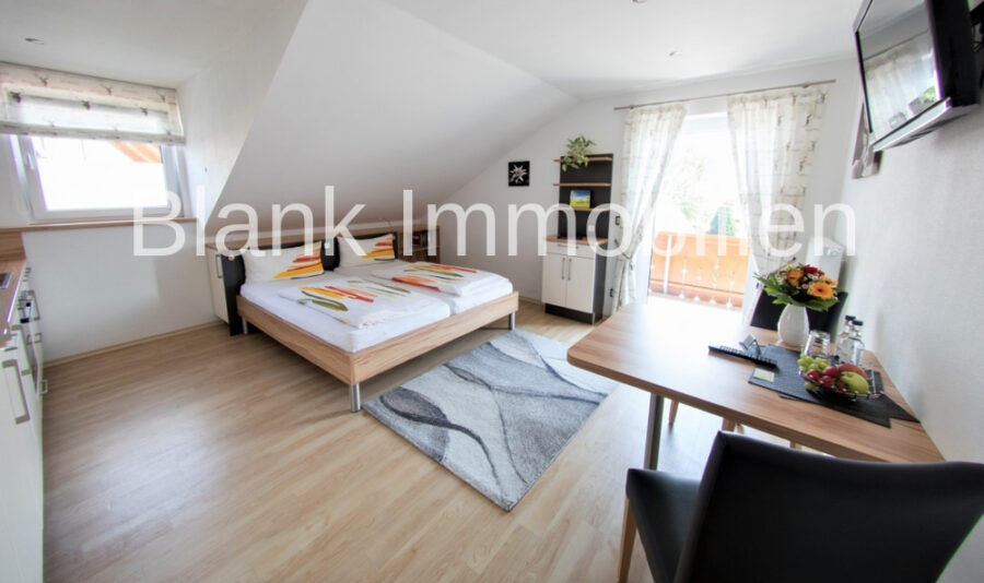 Appartment mit Einbaumöbeln, Balkon mit Bergblick und Stellplatz - in Probstried - Wohnbereich
