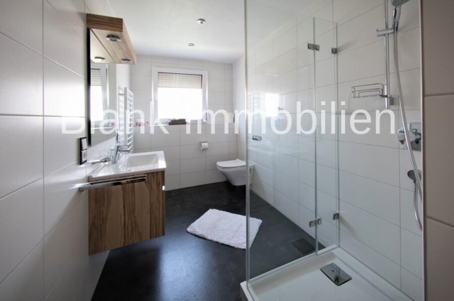 Appartment mit Einbaumöbeln, Balkon mit Bergblick und Stellplatz - in Probstried - Badezimmer