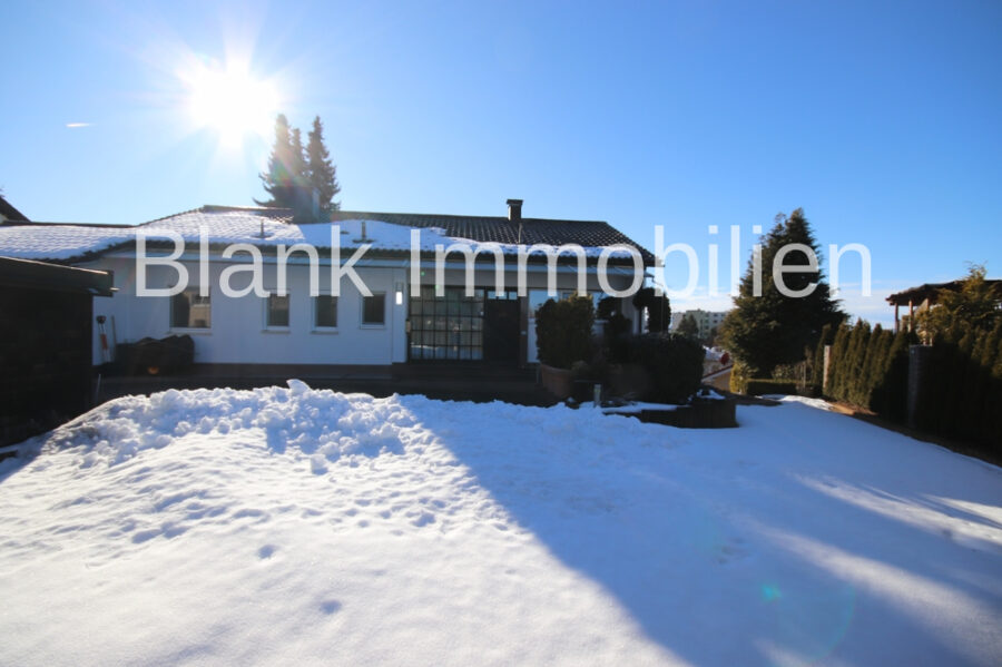 Einfamilienhaus mit Einliegerwohnung, Balkon, Terrasse, Garagen, Garten und Bergblick - in Durach - Hausansicht