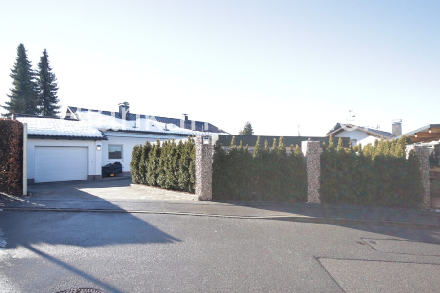 Einfamilienhaus mit Einliegerwohnung, Balkon, Terrasse, Garagen, Garten und Bergblick - in Durach - Straßenansicht