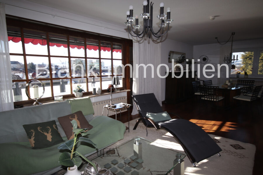 Einfamilienhaus mit Einliegerwohnung, Balkon, Terrasse, Garagen, Garten und Bergblick - in Durach - Wohnzimmer