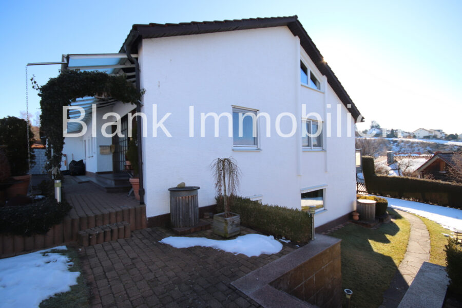 Einfamilienhaus mit Einliegerwohnung, Balkon, Terrasse, Garagen, Garten und Bergblick - in Durach - Westansicht