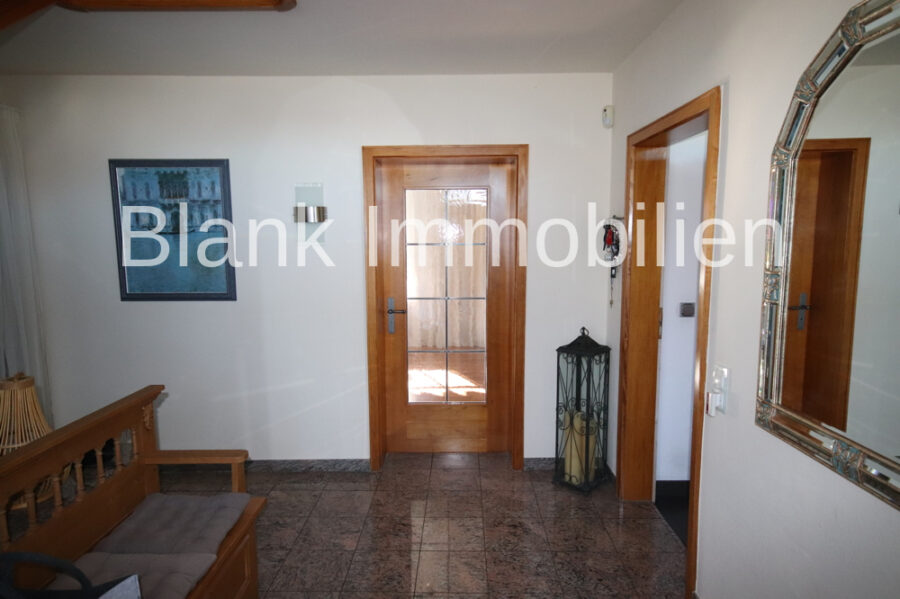 Einfamilienhaus mit Einliegerwohnung, Balkon, Terrasse, Garagen, Garten und Bergblick - in Durach - Flur