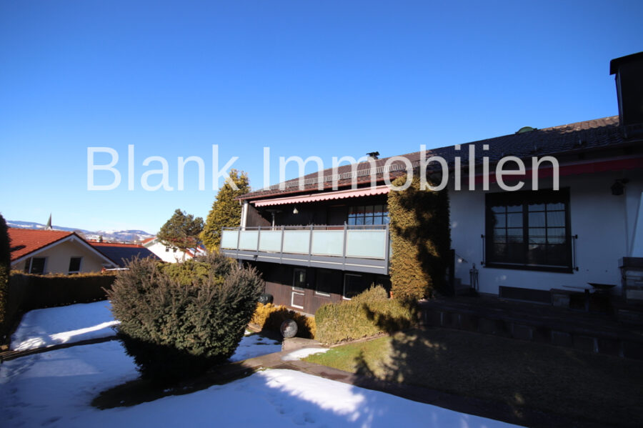 Einfamilienhaus mit Einliegerwohnung, Balkon, Terrasse, Garagen, Garten und Bergblick - in Durach - Südansicht