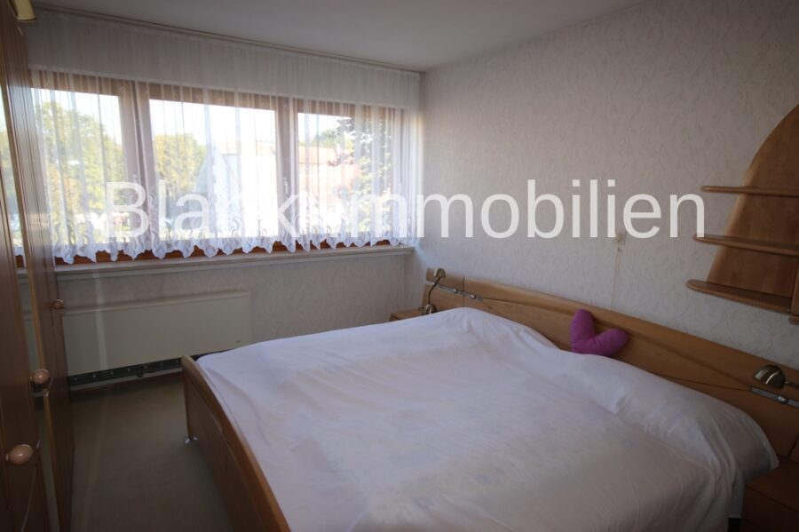 Helle 4-Zimmer-Wohnung mit Balkon, EBK, Garage, ab sofort frei - in Ottobeuren - Schlafzimmer