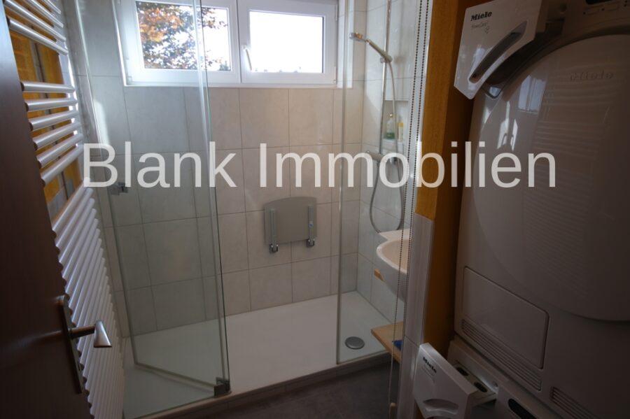 Helle 4-Zimmer-Wohnung mit Balkon, EBK, Garage, ab sofort frei - in Ottobeuren - Bad