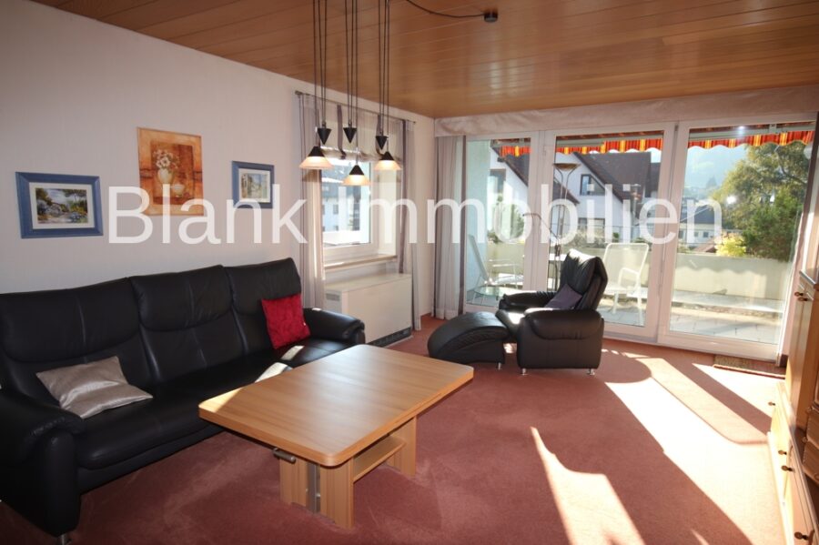 Helle 4-Zimmer-Wohnung mit Balkon, EBK, Garage, ab sofort frei - in Ottobeuren - Wohnzimmer