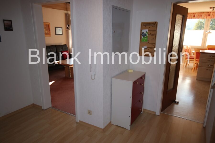 Helle 4-Zimmer-Wohnung mit Balkon, EBK, Garage, ab sofort frei - in Ottobeuren - Flur 2