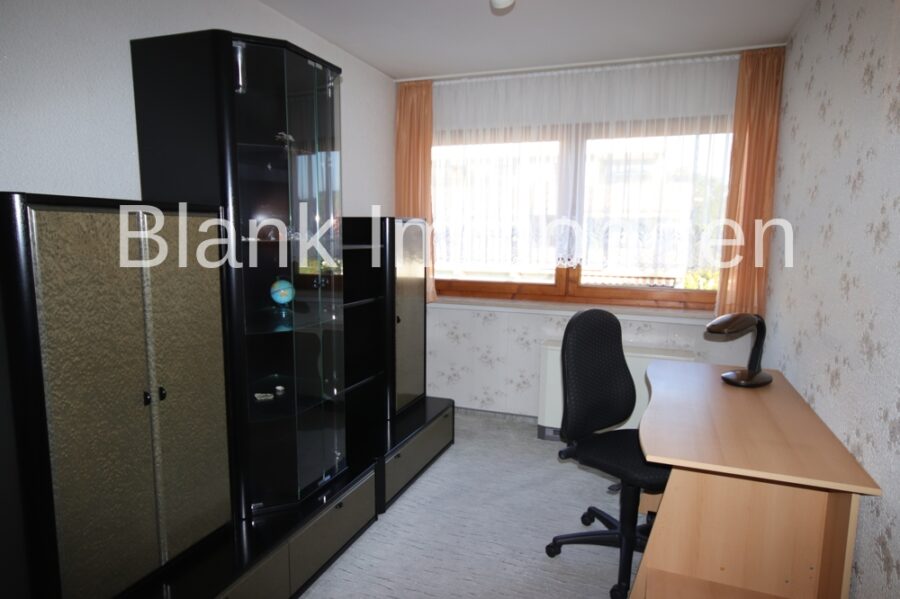 Helle 4-Zimmer-Wohnung mit Balkon, EBK, Garage, ab sofort frei - in Ottobeuren - Kind 1