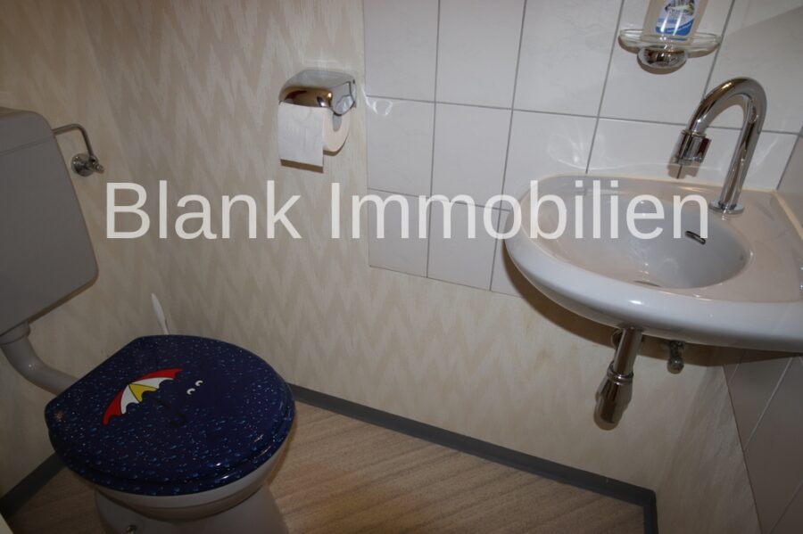 Helle 4-Zimmer-Wohnung mit Balkon, EBK, Garage, ab sofort frei - in Ottobeuren - WC
