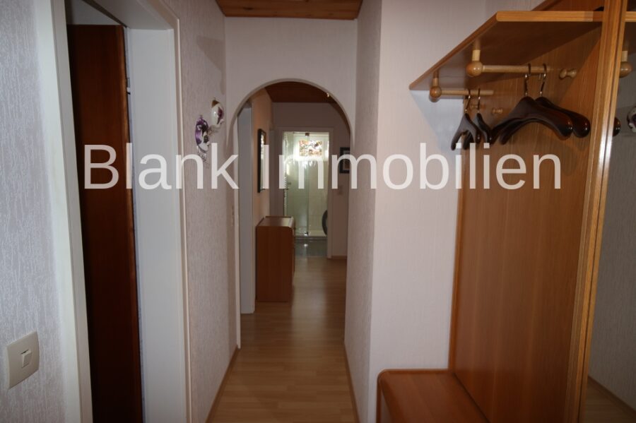 Helle 4-Zimmer-Wohnung mit Balkon, EBK, Garage, ab sofort frei - in Ottobeuren - Flur