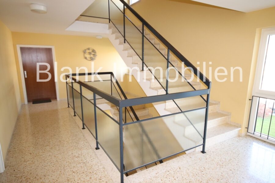 Helle 4-Zimmer-Wohnung mit Balkon, EBK, Garage, ab sofort frei - in Ottobeuren - Treppenhaus