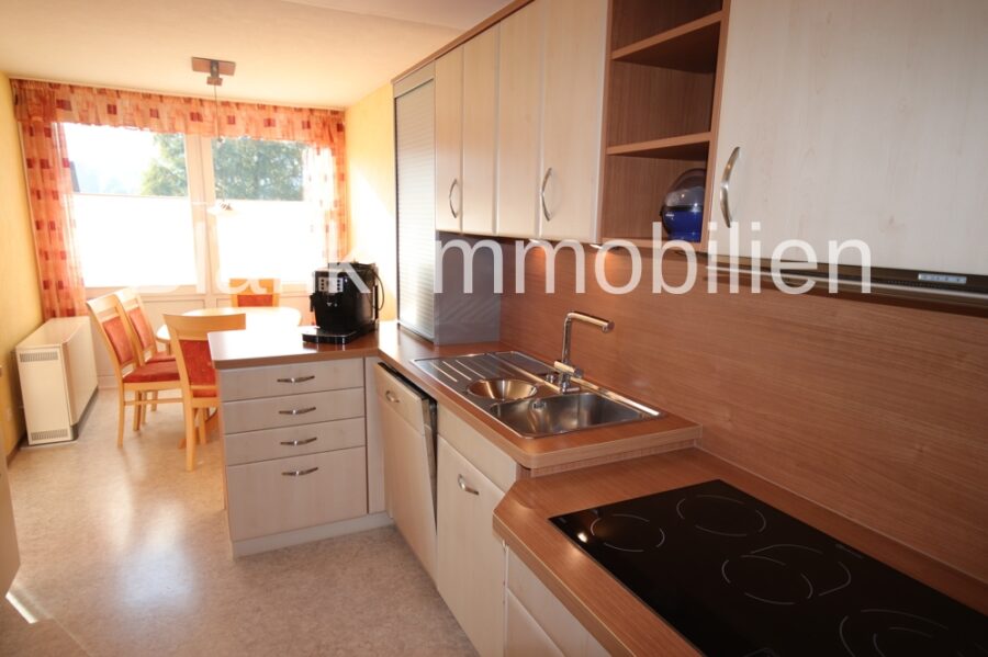 Helle 4-Zimmer-Wohnung mit Balkon, EBK, Garage, ab sofort frei - in Ottobeuren - Küche