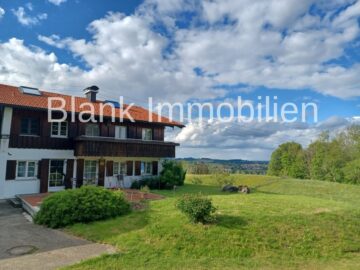 Freistehendes Bauernhaus mit zwei Wohnungen, Garagen, Garten, Weitblick, ruhige Lage – Altusried, 87452 Altusried, Bauernhaus